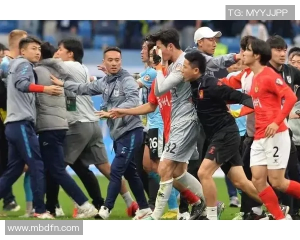 足球球星赛场落泪动人瞬间引发球迷热议情感共鸣